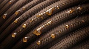 تاثیر روغن بادام شیرین بر درخشش و سلامت موها